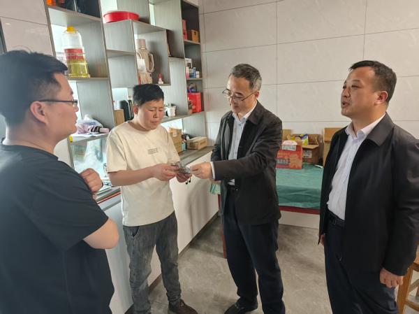市医保局局长李守富赴霍邱县潘嘴村开展“访企入村”调研活动